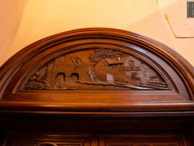 E sulle porte degli appartamenti emerge ancora il pregio di insegne in legno finemente inciso